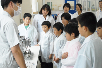 [Factory Tour] Children on summer vacation were enthralled by our switches!
