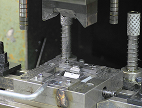 Stably detected a gap caused by foreign materials put between the press molds without contact