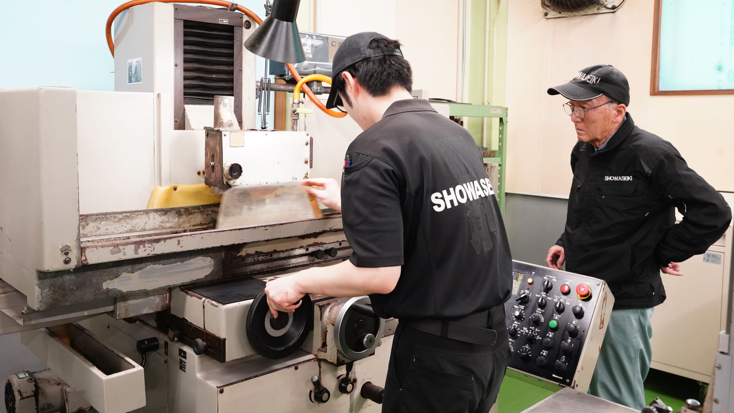 Experienced workers teach grinding and polishing know-how to younger workers